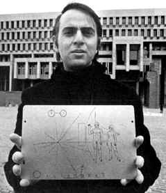 Carl Sagan sosteniendo la placa de la nave exploradora Pioneer 10